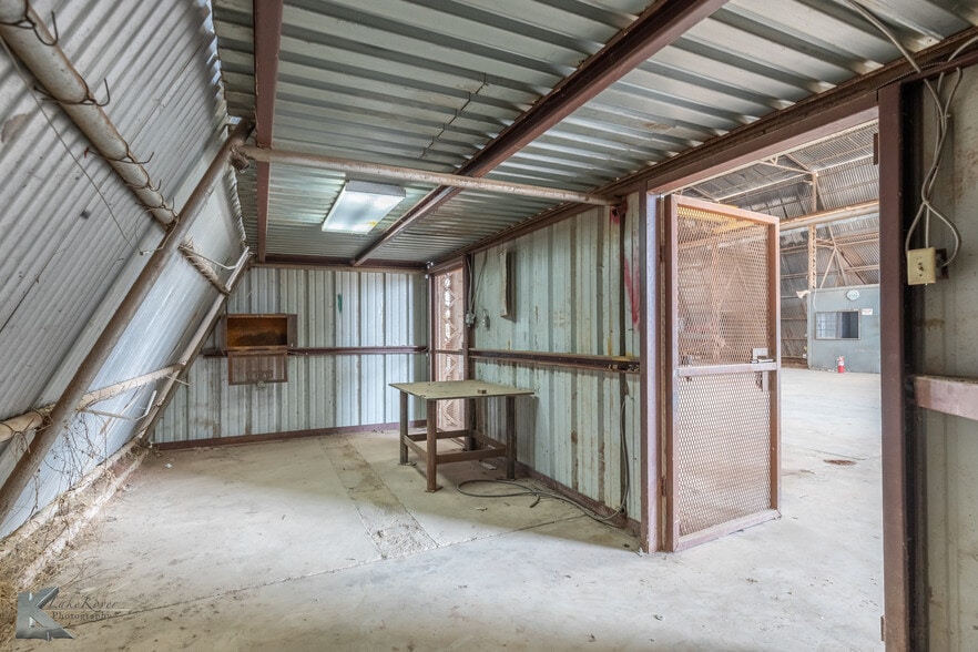 More Photos Of 2424 Oak St, Abilene Warehouse For Sale
