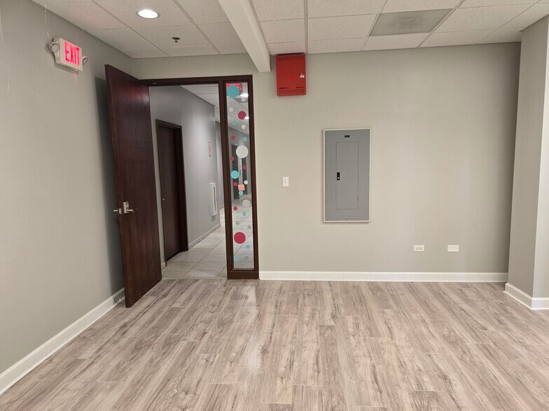 More Photos Of 2272 95th St, Naperville Office For Sale