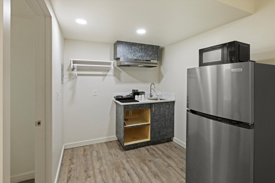 More Photos Of 720 W Lewis St, Pasco Hotel For Sale