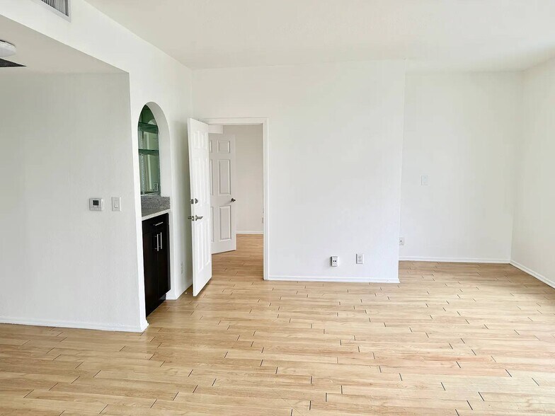 More Photos Of 884 Palm Ave, West Hollywood Apartments For Sale
