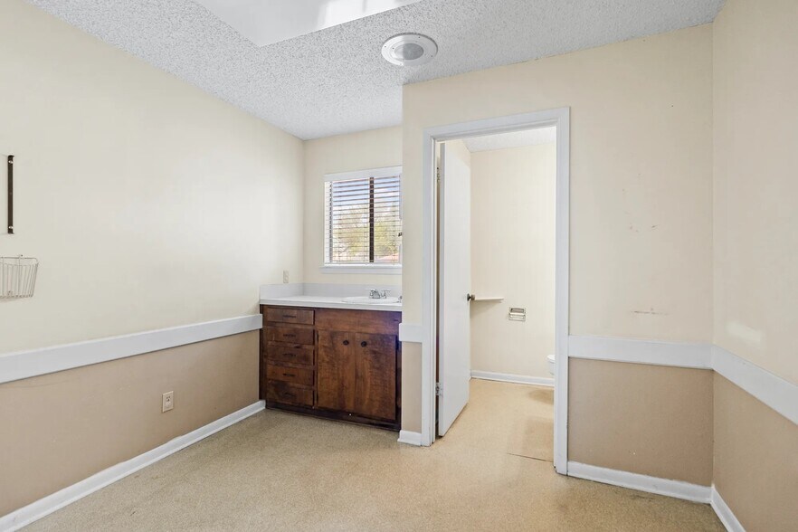 More Photos Of 260 Interstate 45 S, Huntsville Office For Lease