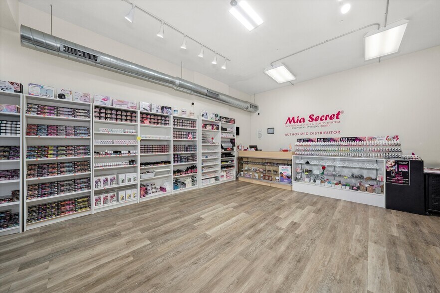 More Photos Of 1056 N Ashland Ave, Chicago Storefront Retail Residential For Lease