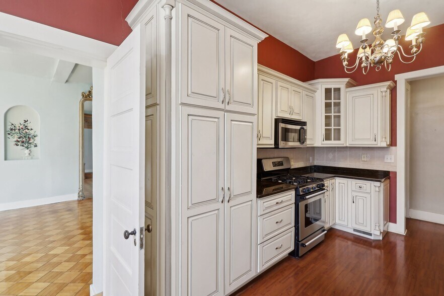 More Photos Of 118 S Walnut St, Troy Showroom For Sale