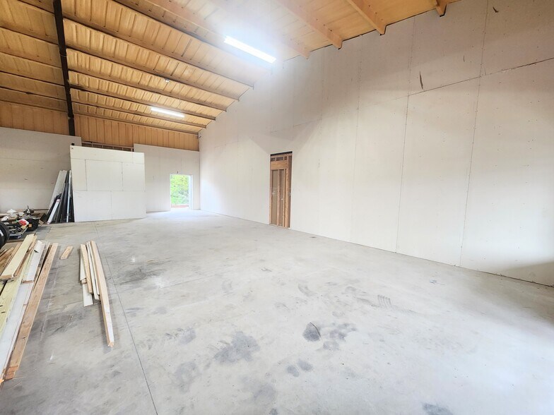 More Photos Of 902 Elliott Rd, Sherman Industrial For Lease