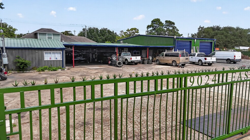 More Photos Of 9024 Eastex Fwy, Houston Auto Repair For Sale
