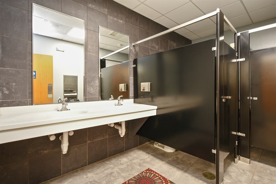 More Photos Of 855 E Grand Ave, Lake Villa Auto Dealership For Lease