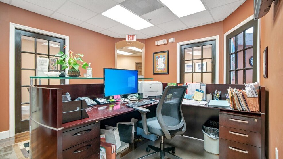 More Photos Of 260 Lookout Pl, Maitland Medical For Sale