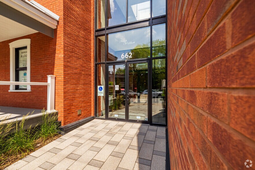 More Photos Of 662 Av Victoria, St-Lambert General Retail For Lease