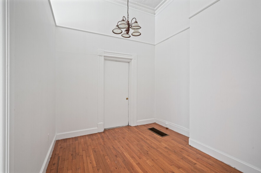 More Photos Of 23 Bedford Sq, Pittsburgh Storefront Retail Residential For Lease