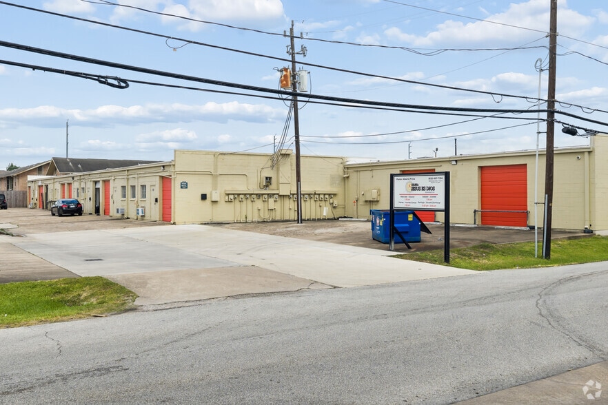 More Photos Of 6003 Bellaire Blvd, Houston Storefront For Lease