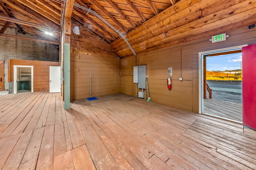 More Photos Of 8211 15th St, Medford Warehouse For Sale