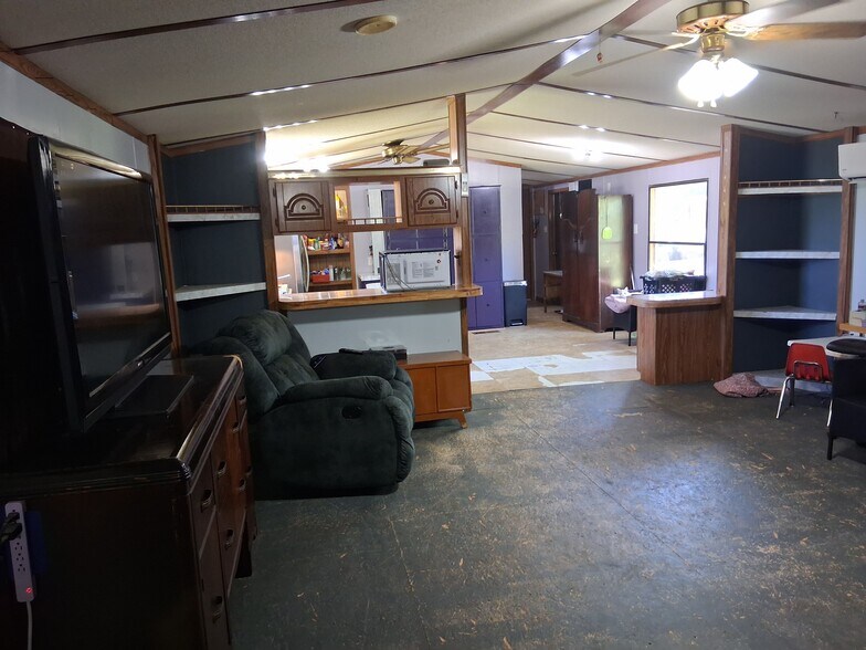 More Photos Of 8719 Pearson Rd, Ore City Warehouse For Sale