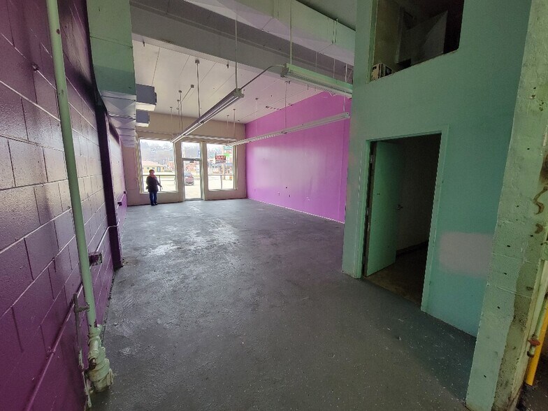 More Photos Of 1990 Elm St, Dubuque General Retail For Sale