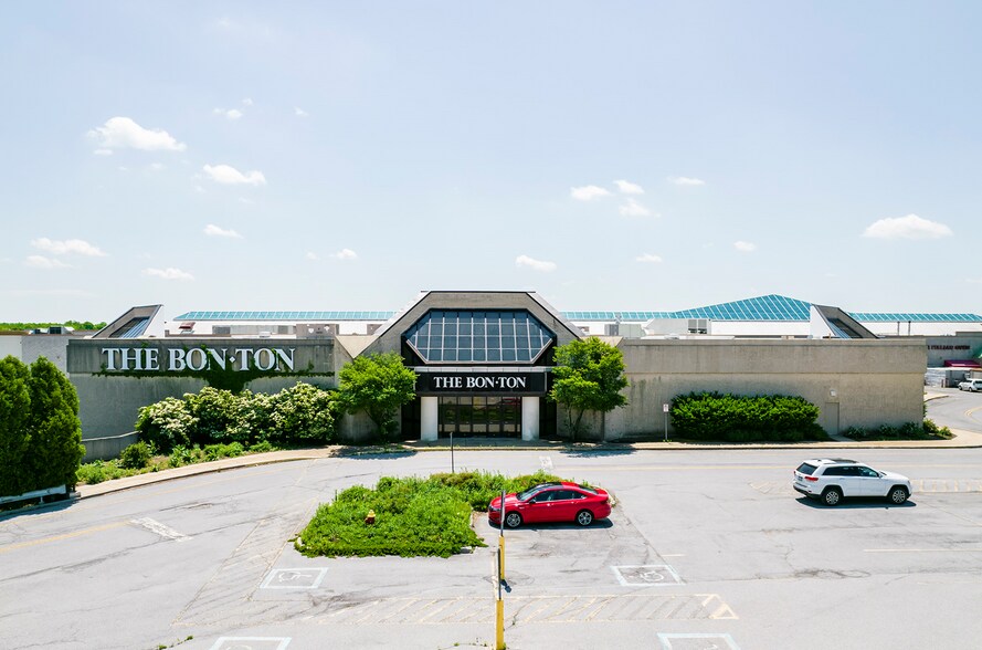 More Photos Of 550 Galleria Dr, Johnstown Department Store For Lease