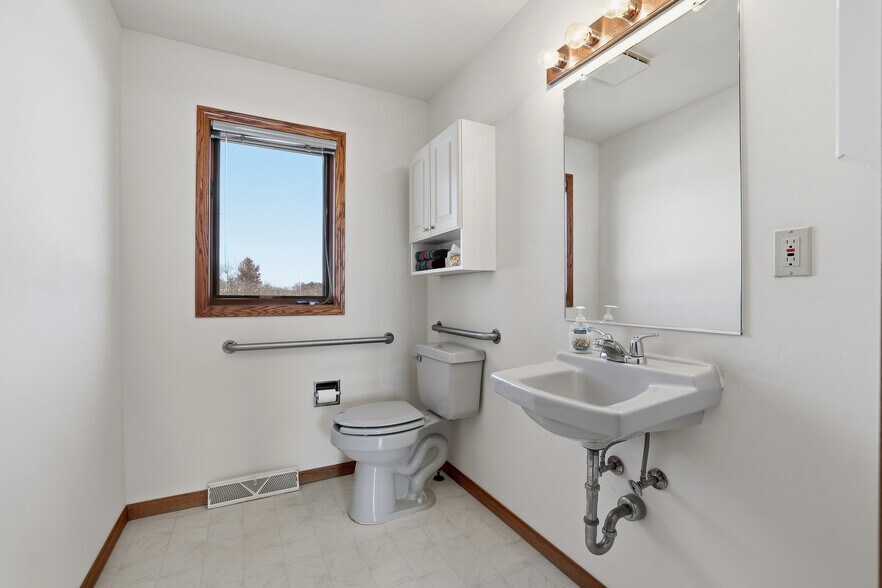 More Photos Of 5500 Prairie Dr, Plover Flex For Sale