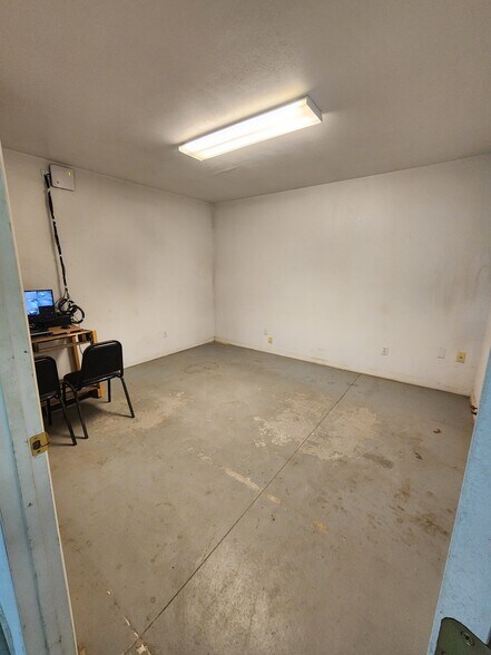 More Photos Of 111 E Maple St, Lamar Flex For Sale