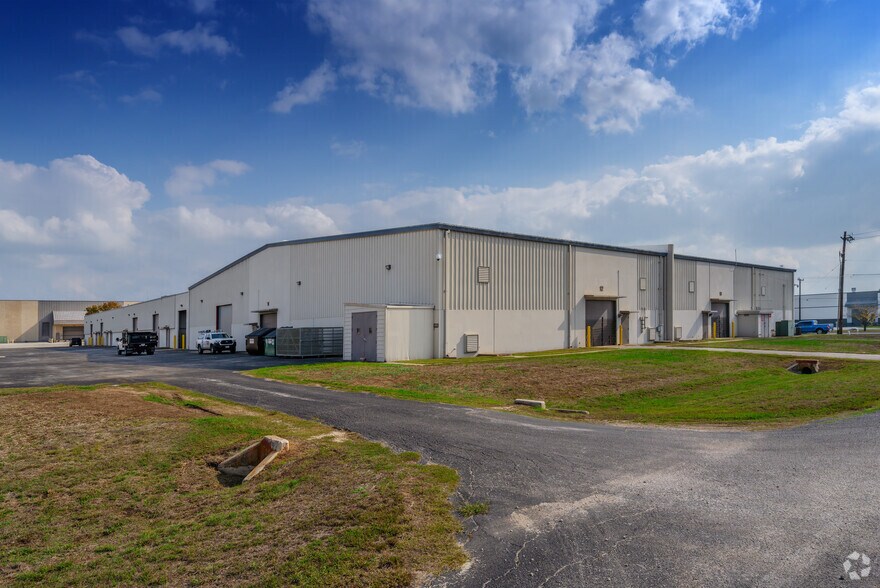 More Photos Of 709 Raymond Medina St, San Antonio Warehouse For Lease