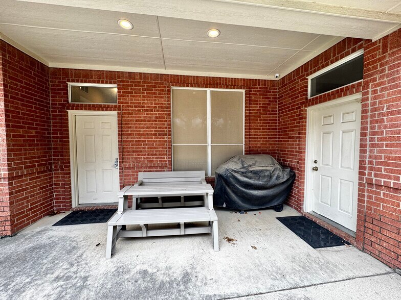 More Photos Of 702 Hunters Row Ct, Mansfield Office For Lease