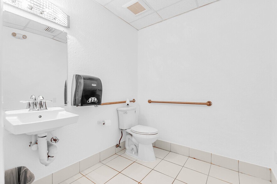 More Photos Of 333 Clematis St, West Palm Beach Storefront Retail Office For Lease