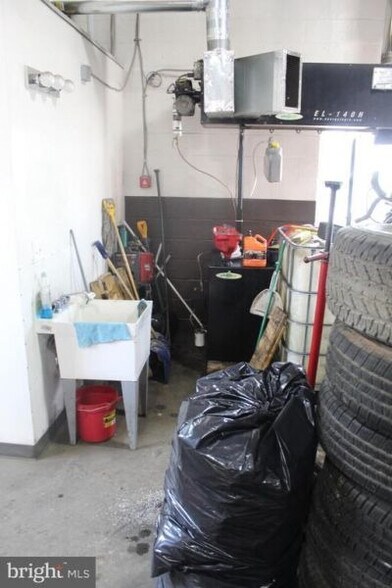 More Photos Of 706 N East St, Frederick Auto Repair For Lease