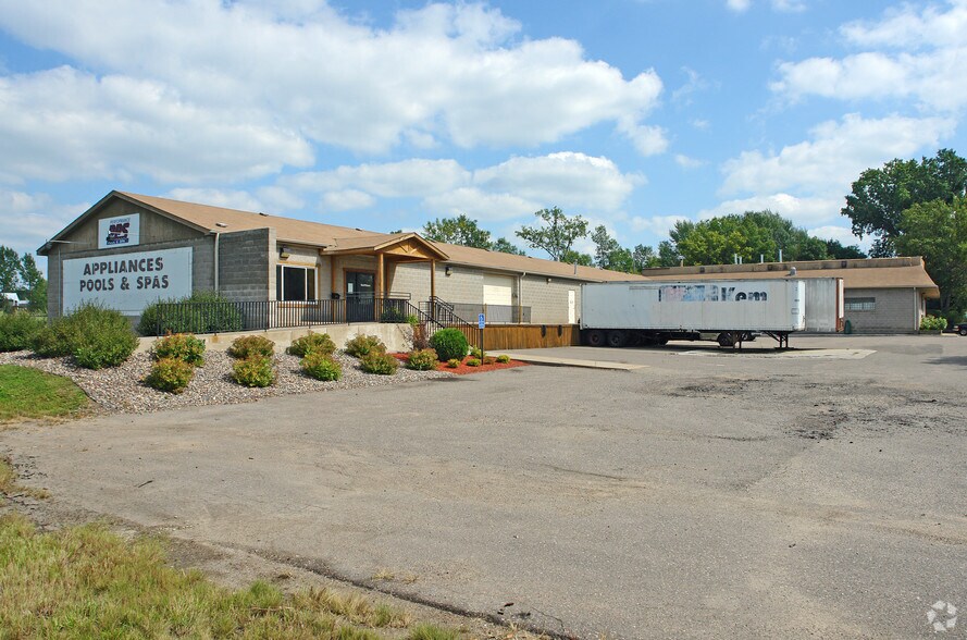Primary Photo Of 6922 N 55th St, Oakdale Warehouse For Lease