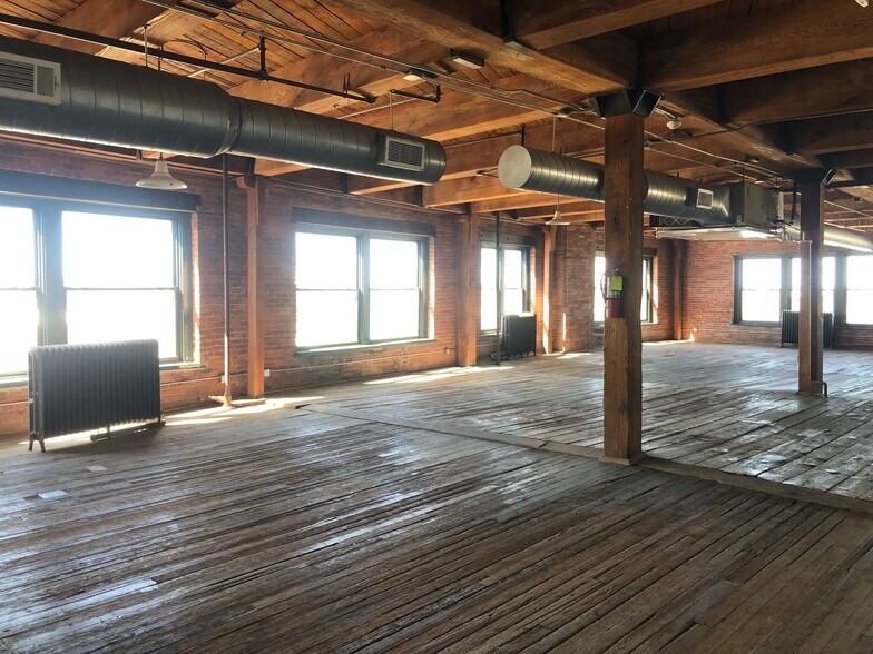 More Photos Of 1427 W 9th St, Kansas City Office For Lease