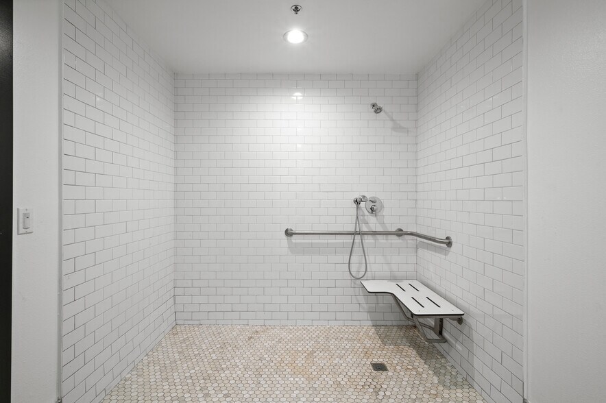 More Photos Of 800 E Dyer Rd, Santa Ana Showroom For Lease