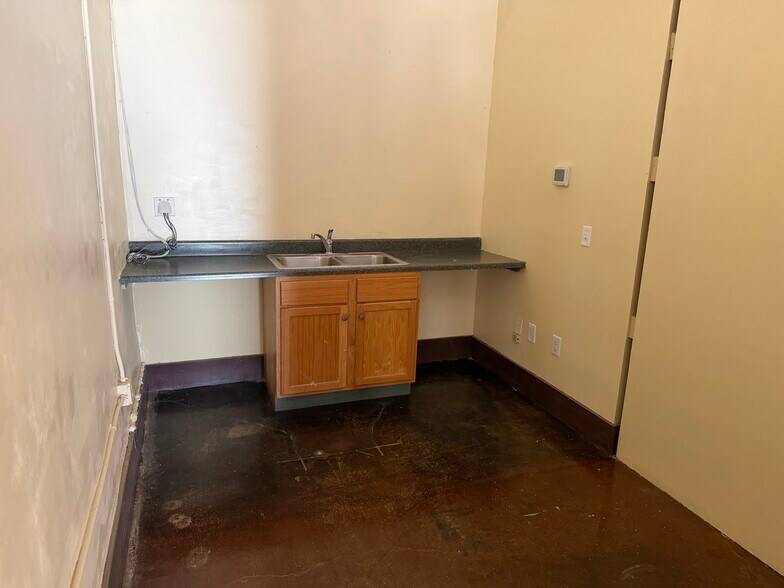 More Photos Of 212-214 Campbell Ave, Springfield Storefront Retail Office For Lease