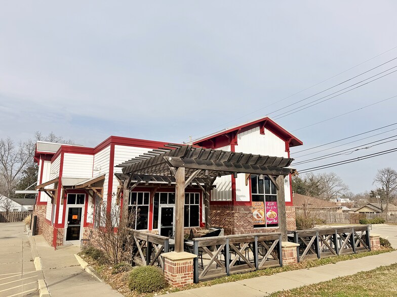 Primary Photo Of 202 W Hall of Fame Ave, Stillwater Restaurant For Sale