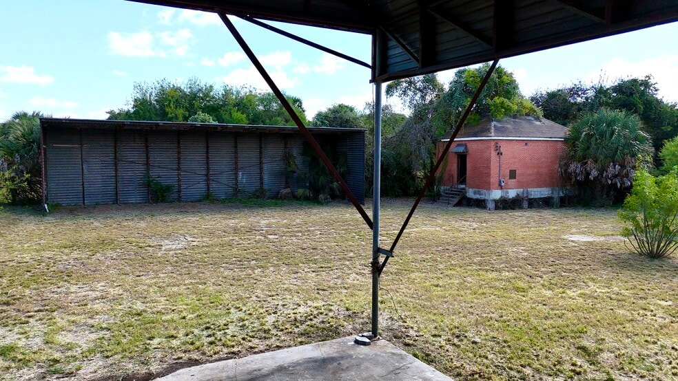 More Photos Of 305 W Houston St, Beeville Warehouse For Sale