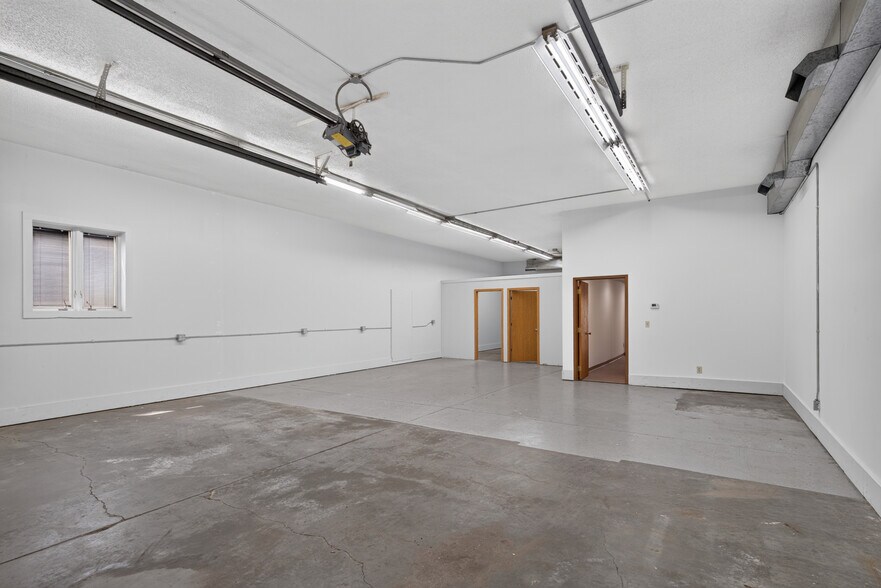 More Photos Of 908 N 4th St, Ames Warehouse For Lease