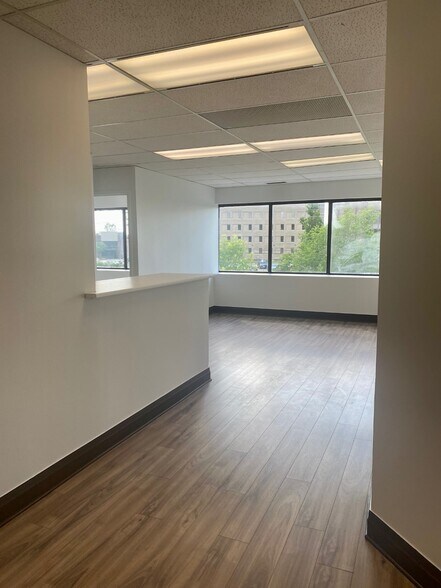 More Photos Of 1680-1690 Woodward Dr, Ottawa Office For Lease