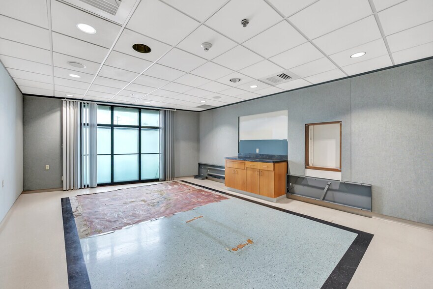 More Photos Of 2141 Lime Kiln Rd, Green Bay Medical For Sale