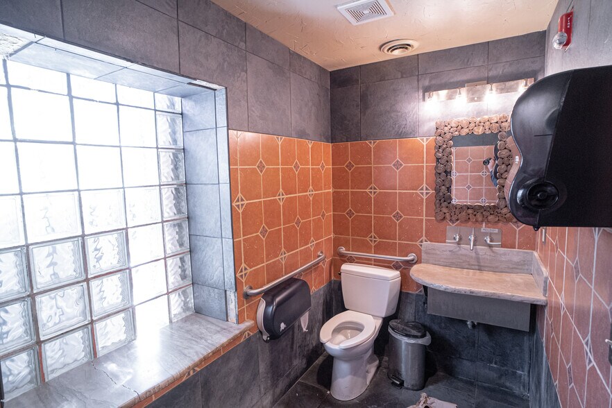 More Photos Of 406 South Ave, Springfield Storefront Retail Office For Lease