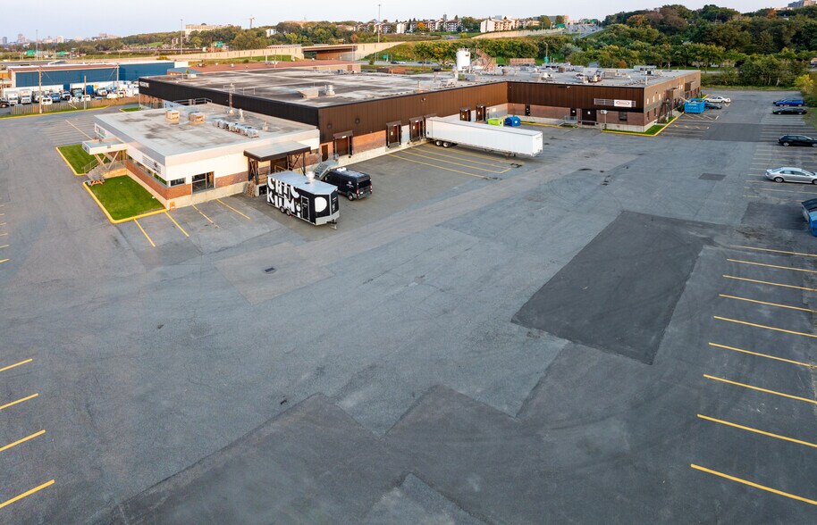 More Photos Of 2383-2393 Av Watt, Québec Distribution For Lease