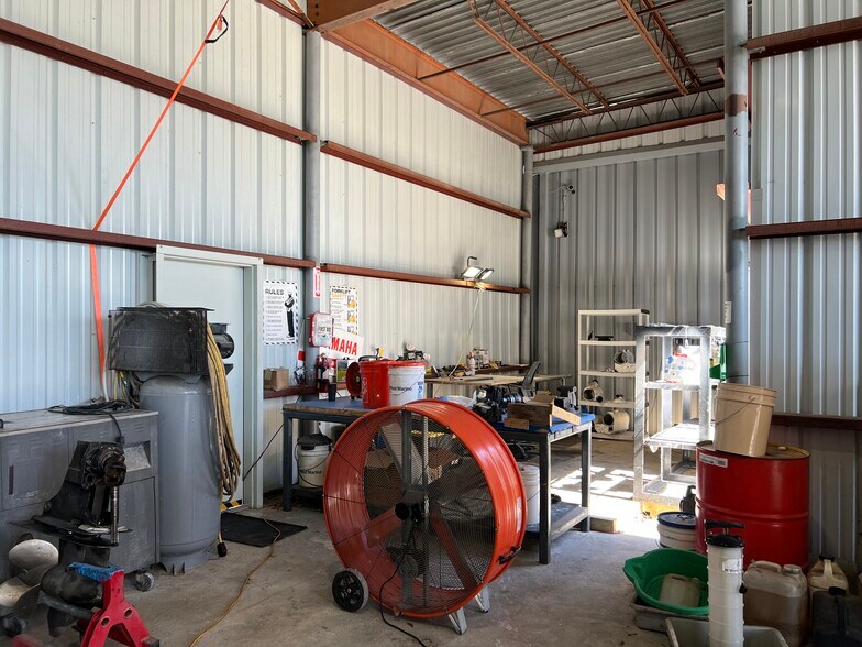 More Photos Of 4765 Spring Ave, Clearwater Manufacturing For Sale