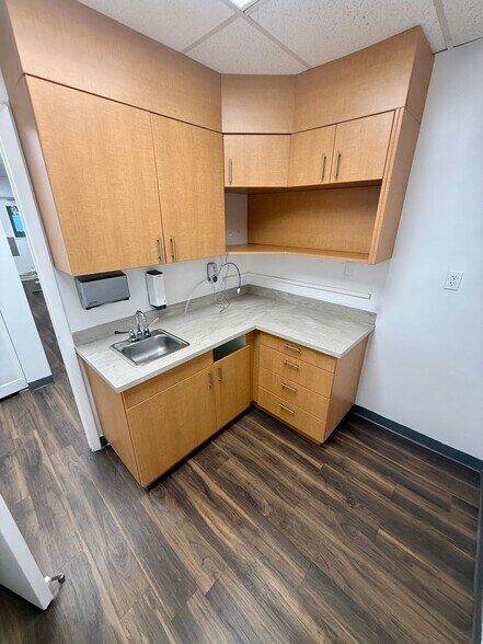 More Photos Of 908 S Parsons Ave, Brandon Medical For Lease