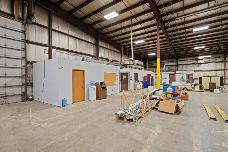 More Photos Of 815-925 E Albert Dr, Manitowoc Warehouse For Lease