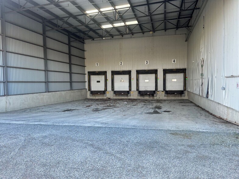 More Photos Of 1037 Boul Industriel, Granby Distribution For Lease