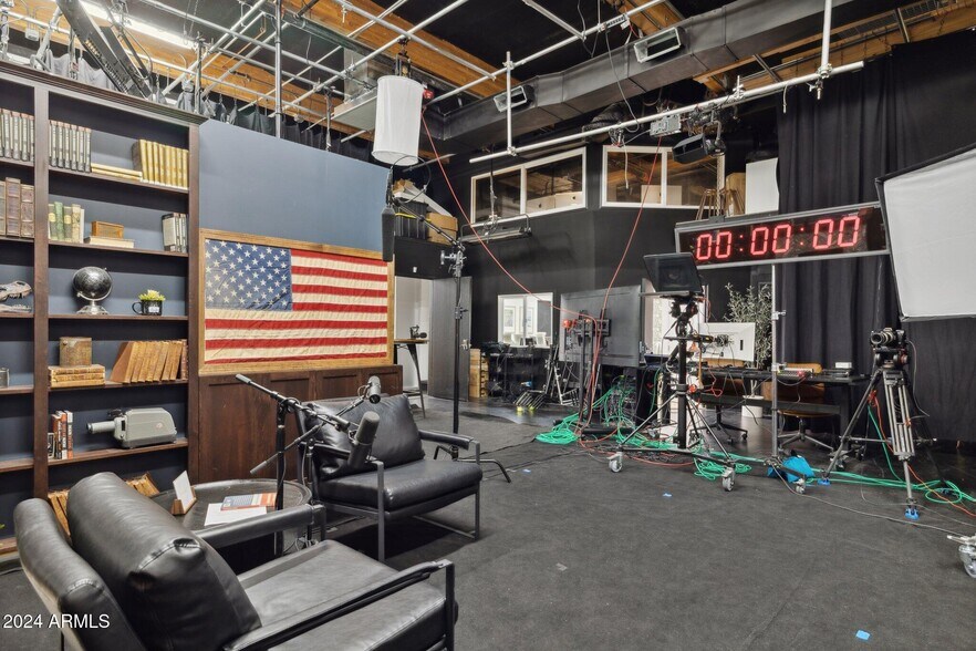 More Photos Of 14201 N Hayden Rd, Scottsdale Showroom For Sale