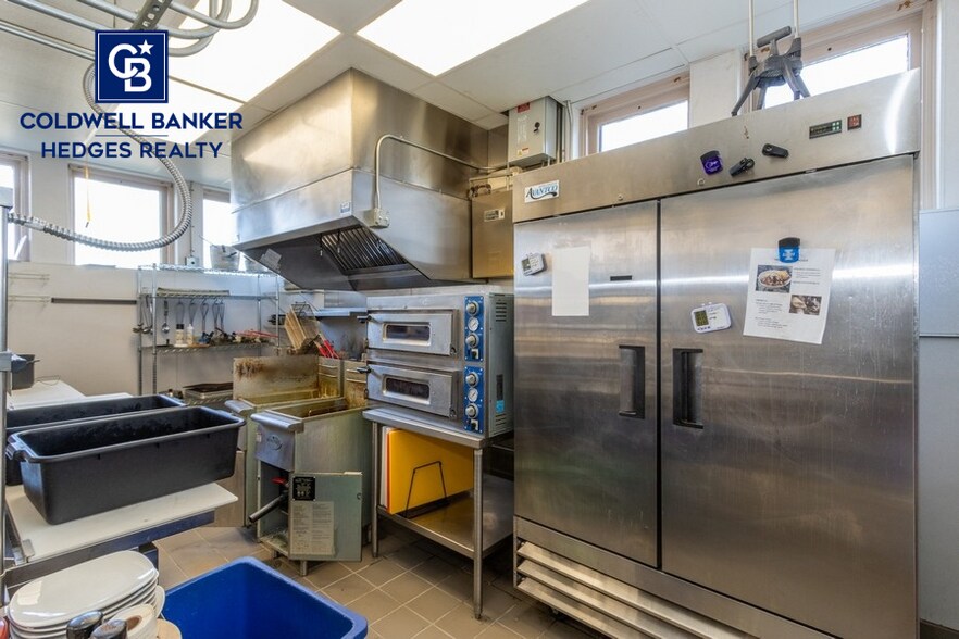 More Photos Of 916 W 9th St, Vinton Specialty For Sale