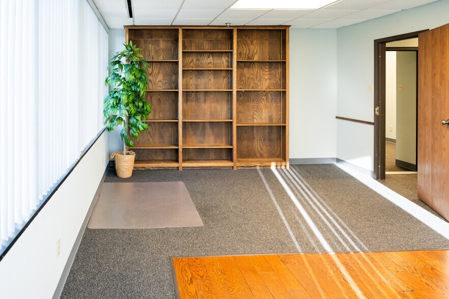 More Photos Of 407 N Cedar Ridge Dr, Duncanville Office Residential For Lease