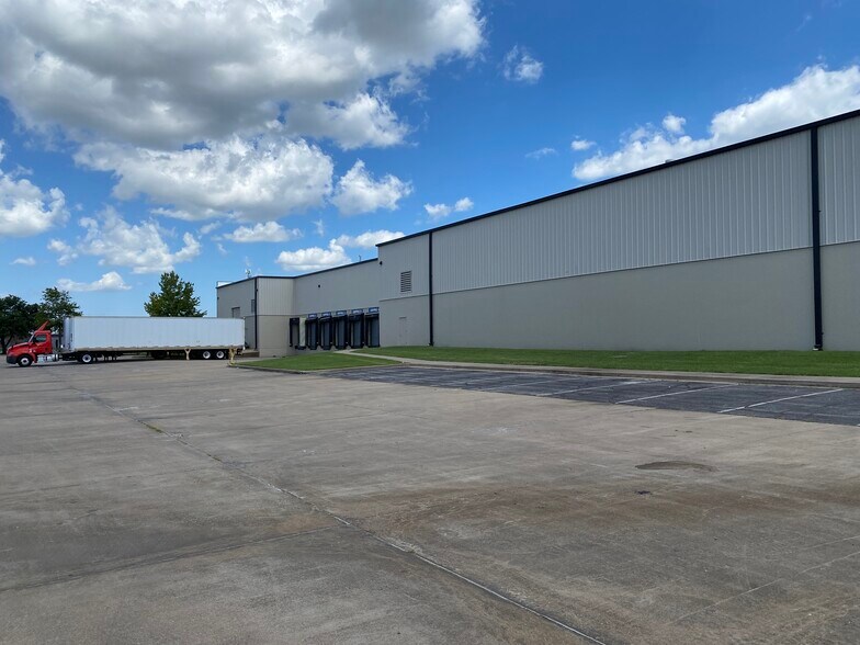 More Photos Of 12322 E 55th St, Tulsa Distribution For Lease