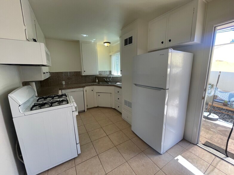 More Photos Of 14330 Albers St, Sherman Oaks Apartments For Sale