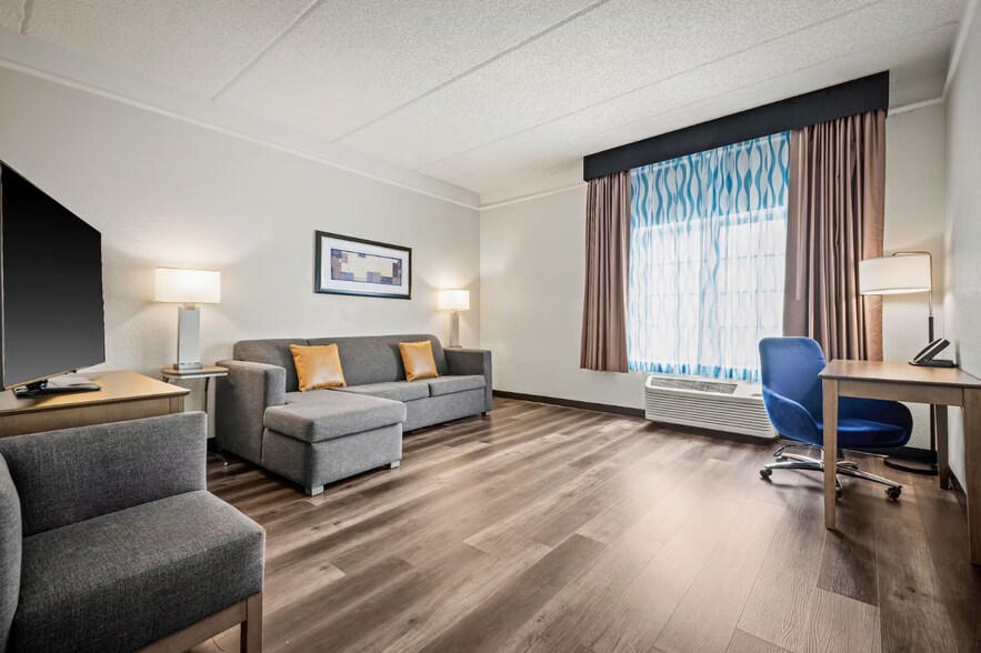 More Photos Of 8730 NW 27th St, Miami Hotel For Sale