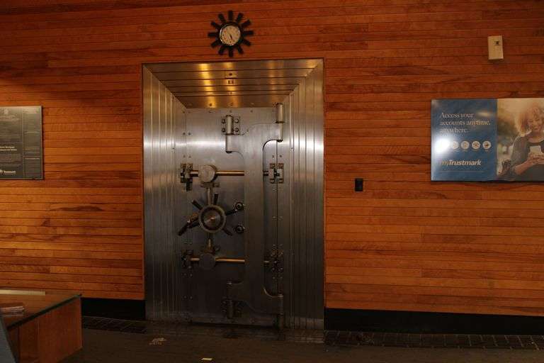 More Photos Of 604 Washington Ave, Greenville Bank For Lease