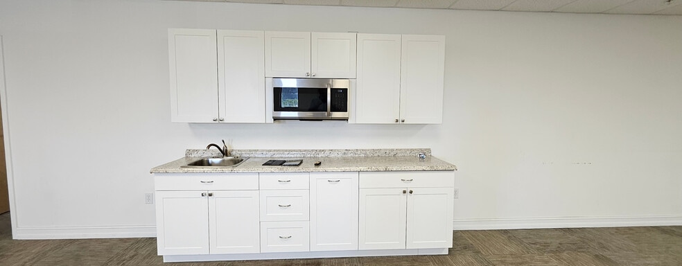 More Photos Of 14580 Global Pkwy, Fort Myers Distribution For Lease