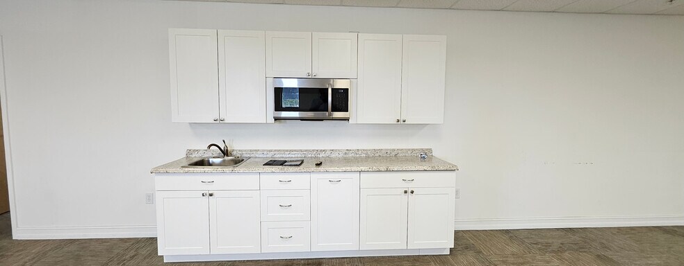 More Photos Of 14580 Global Pkwy, Fort Myers Distribution For Lease