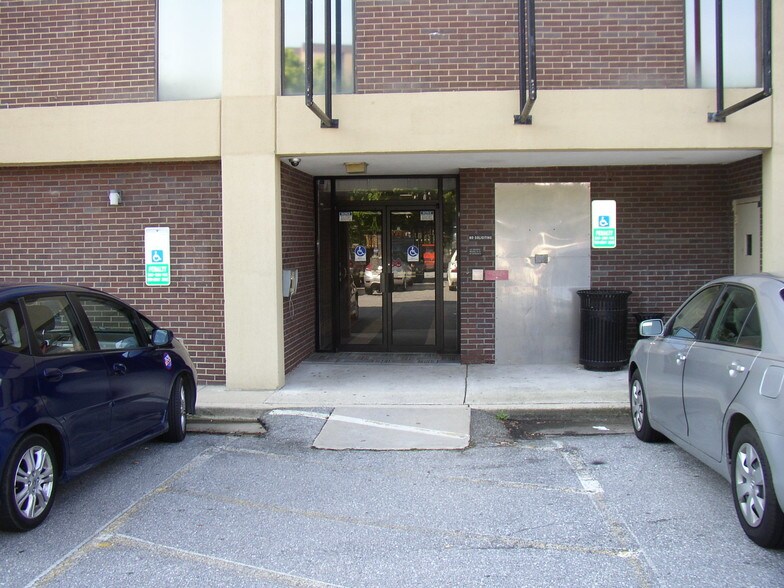 More Photos Of 5249 Duke St, Alexandria Medical For Lease