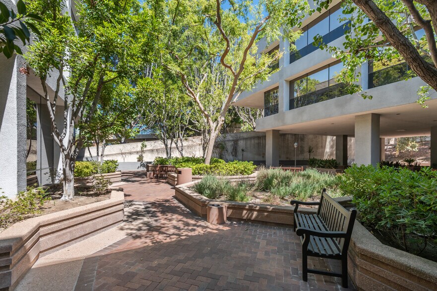 More Photos Of 20700 Ventura Blvd, Woodland Hills Loft Creative Space For Lease